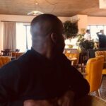 Antonio Dikele Distefano Instagram - All’età di undici anni ho imparato che accade a tutti: ognuno di noi soffre e nessuno cresce senza che questo succeda, perché è necessario. Ognuno a modo suo rimane ferito ed è come decidiamo di reagire che ci distingue. Conta essere capaci di rispondere alle domande importanti, non voler far credere a tutti i costi di stare bene. I miei amici in contesti diversi avevano combattuto le mie stesse battaglie, quelle che mi hanno fatto sentire così solo e io per questo li volevo vicino. A scuola ognuno portava il proprio universo sotto forma di foto tra le pagine del diario e per me quella foto era un’immagine di noi quattro in piedi che sorridevamo sotto un albero che ci riparava dal sole. Prima che arrivassero loro avevo tante cose dentro che analizzavo in silenzio escludendo gli altri. Mi convincevo che sarei riuscito a resistere senza nessuno. Non mi importava che qualcun altro mi capisse. Chiuso nel mio mondo era tutto più rassicurante. Con il tempo mi stavo costruendo attorno un muro, io che non volevo essere il più forte perché ci sarebbero state troppe aspettative e nemmeno il più debole perché non ci sarebbe stato nessuno ad aspettarmi. Allontanarsi da tutto perché qualcuno, anche tua madre, ti ha deluso non è mai la giusta soluzione. Non è mai giusto finire se stessi, privarsi del domani, qualunque peso tu abbia dovuto sopportare. Non è giusto allontanare chi è disposto anche solo ad ascoltarti, fingere di amare una condizione che ti è stata imposta dalla vita, da chi ha deciso di non esserci. Non è mai giusto avere sempre il sorriso di chi non ha bisogno di niente quando dentro si piange. Ph @gaiabey
