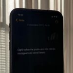 Antonio Dikele Distefano Instagram - Ogni volta che posto una mia foto su Instagram mi viene l’ansia. E quando non ottiene i like sperati mi sento come quando mancano le attenzioni di qualcuno a cui piaccio. Nell’ultimo periodo il mio cellulare mi procura un dolore fisico. Un disagio interno, forse psicologico. Ogni volta che prendo la decisione, di spegnerlo, staccare Instagram e isolarmi dal mondo provo sentimenti discordanti. quelli che si provano approcciandosi, in modo diverso, a ogni genere di dipendenza. Al cinema con il cellulare in mano, non lo guardo ma lo tengo sul palmo. E non so se sia un bene il fatto che abbia tolto le notifiche perchè questa cosa sottolinea la mia fragilità e va a rinforzare quel meccanismo della gratificazione e il continuo bisogno di un feedback. Se una mia storia fa poche visualizzazioni o un mio post pochi like, ha un impatto negativo sul mio umore e la mia autostima. E mi sento solo anche se sto con una persona che mi ama, anche se nella vita reale è tutto apposto. La paura di essere tagliato fuori, la sensazione che per nessuno io sia interessante parlano nella mia testa e trovano conferme. Ci sono periodi invece in cui smetto anche di convidere stories e faccio lo spettatore. Non leggo i commenti, non leggo i dm per paura che qualcuno offendendomi possa dire qualcosa che io già penso di me. Quando ne ho parlato apertamente mi hanno sempre parlato come fosse facile uscirne, come fosse una cosa da ragazzini. Come se io fossi un debole o che. Ma io penso di non essere l’unico a sentirmi così. @antoniodikeledistefano