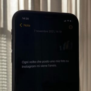 Antonio Dikele Distefano Instagram - Ogni volta che posto una mia foto su Instagram mi viene l’ansia. 
E quando non ottiene i like sperati mi sento come quando mancano le attenzioni di qualcuno a cui piaccio. 
Nell’ultimo periodo il mio cellulare mi procura un dolore fisico. Un disagio interno, forse psicologico.  Ogni volta che prendo la decisione, di spegnerlo, staccare Instagram e isolarmi dal mondo provo sentimenti discordanti. quelli che si provano approcciandosi, in modo diverso, a ogni genere di dipendenza. 
Al cinema con il cellulare in mano, non lo guardo ma lo tengo sul palmo. E non so se sia un bene il fatto che abbia tolto le notifiche perchè questa cosa sottolinea la mia fragilità e va a rinforzare quel meccanismo della gratificazione e il continuo bisogno di un feedback. Se una mia storia fa poche visualizzazioni o un mio post pochi like, ha un impatto negativo sul mio umore e la mia autostima. E mi sento solo anche se sto con una persona che mi ama, anche se nella vita reale è tutto apposto.  La paura di essere tagliato fuori, la sensazione che per nessuno io sia interessante parlano nella mia testa e trovano conferme. Ci sono periodi invece in cui smetto anche di convidere stories e faccio lo spettatore. Non leggo i commenti, non leggo i dm per paura che qualcuno offendendomi possa dire qualcosa che io già penso di me. Quando ne ho parlato apertamente mi hanno sempre parlato come fosse facile uscirne, come fosse una cosa da ragazzini. Come se io fossi un debole o che. Ma io penso di non essere l’unico a sentirmi così. 
@antoniodikeledistefano