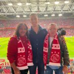 Antony Instagram - Dia importante aqui na Holanda ao lado dos meus amores mãe e pai! Tudo por vocês!! Vamos, @afcajax, escrever nossa história!! ❌❌❌ Johan Cruijff ArenA