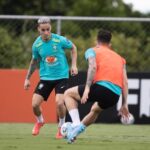 Antony Instagram - No clima!! 🇧🇷 Mais um dia de preparação!! @cbf_futebol @lucasfigfoto 📸