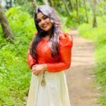 Anu Anand Instagram - എന്റെ ഹൃദയം നിറഞ്ഞ ഓണാശംസകൾ 💙🌸 . . Happy onam everyone 🌸💙 📸: @v_a_i_s_a_k_h_54 Ponnani, India