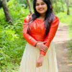 Anu Anand Instagram - എന്റെ ഹൃദയം നിറഞ്ഞ ഓണാശംസകൾ 💙🌸 . . Happy onam everyone 🌸💙 📸: @v_a_i_s_a_k_h_54 Ponnani, India
