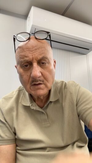 Anupam Kher Instagram - ज़िंदगी … ग़म… और मैं!!! 🤣🤣😂😂😬