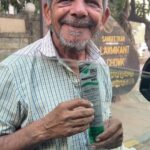 Anupam Kher Instagram - BALD AND BEAUTIFUL!! Funny Encounter in Mumbai: Raju sells combs (कंघी) on the streets of Mumbai! I will never have a reason to buy a comb. But it was his birthday. And he felt if I buy one it will be a good beginning for him. I was sure he had seen better days in life. His smile was infectious and inspirational! If you ever see him please buy his combs. Doesn’t matter if you have hair or not! He will brighten your day with his simple persona! ❤️😍😂 #Life #Inspirational #Funny #BaldAndBeautiful Mumbai - मुंबई