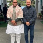 Anupam Kher Instagram - It was my privilege and my honour to meet the dynamic #DefenceMinister of our country Shri. #RajnathSingh ji at his residence! His knowledge about various topics apart from our defence forces is vast and deep. Great learning experience. Thank you Sir for your warmth and hospitality! Jai Hind! 🙏😍🇮🇳 @rajnathsinghbjp New Delhi