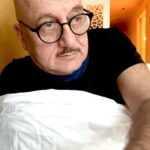 Anupam Kher Instagram - फिर एक दिसंबर गुज़र रहा है… चंद पंक्तियाँ जो मुझे अच्छी लगी! उम्मीद करता हूँ आपको भी लगेंगी! 🧣😍 #December