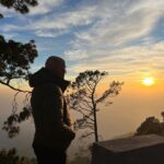 Anupam Kher Instagram - दोस्तों! मेरी इस तस्वीर में सूरज डूब रहा है या उग रहा है? 😬