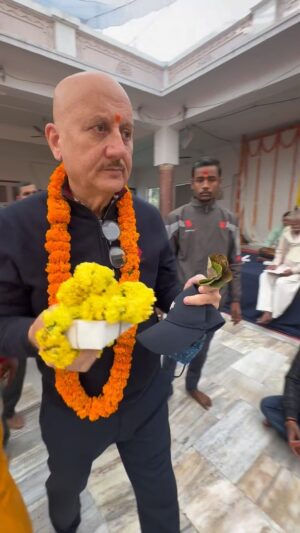 Anupam Kher Instagram - आज वाराणसी के हनुमान जी के संकट मोचन मंदिर में प्रार्थना की।आप सब के लिये भी। बहुत शांति और शक्ति मिली।वाराणसी का लुभावना और खूबसूरत बदलाव अदभुत है। जय बजरंग बली। 🙏🌺😍🕉️ @narendramodi