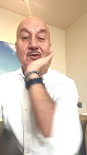 Anupam Kher Instagram - माता पिता का आशीर्वाद दुनिया का सबसे बड़ा ख़ज़ाना है। जो आपके पैरेंट्स की इज़्ज़त नहीं करते। वो आपकी इज़्ज़त कभी नहीं करेंगे! Respect your parents! Listen to your parents! Spend time with your parents! ❤️🫡😍 #Parents #Blessings