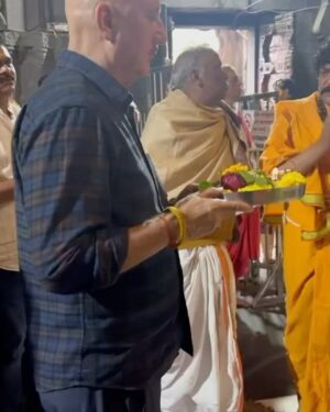 Anupam Kher Instagram - नासिक के समीप अदभुत #त्रिंबकेश्वरमंदिर में शिव जी महाराज की पूजा की।आप सब के लिये भी।सुखद अनुभूति हुई।शक्ति मिली।मन शांत हुआ।अंतिम तस्वीर में आपको मंदिर के गर्भ में स्तिथ शिवलिंग के संपूर्ण दर्शन होंगे! जय भोलेनाथ।जय शिव शंकर।हर हर महादेव! 🙏🕉🙏