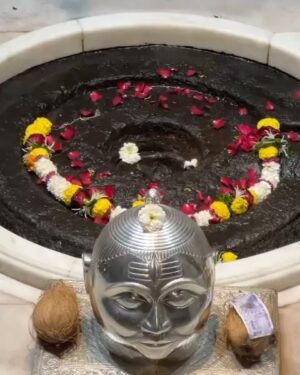 Anupam Kher Instagram - नासिक के समीप अदभुत #त्रिंबकेश्वरमंदिर में शिव जी महाराज की पूजा की।आप सब के लिये भी।सुखद अनुभूति हुई।शक्ति मिली।मन शांत हुआ।अंतिम तस्वीर में आपको मंदिर के गर्भ में स्तिथ शिवलिंग के संपूर्ण दर्शन होंगे! जय भोलेनाथ।जय शिव शंकर।हर हर महादेव! 🙏🕉🙏
