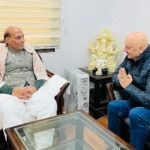 Anupam Kher Instagram - It was my privilege and my honour to meet the dynamic #DefenceMinister of our country Shri. #RajnathSingh ji at his residence! His knowledge about various topics apart from our defence forces is vast and deep. Great learning experience. Thank you Sir for your warmth and hospitality! Jai Hind! 🙏😍🇮🇳 @rajnathsinghbjp New Delhi