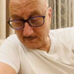 Anupam Kher Instagram - Dearest @balanvidya @riteishd @geneliad! Your Instagram reels are hilarious! They inspired me to make them too. I not only enjoy making them, they also remind me of the films I used to do in 90s. Films like #Dil #DilHaiKiMantaNahin #SholaAurShabnam. Apart from this I have fun. Thank you to you for that and to #Vidya’s manager #Praachi for teaching me how to do it! Enjoy! Jai Ho! 😂😍😂 #Insta #Reels #Comic Mumbai - मुंबई