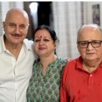 Anupam Kher Instagram - Happy 46th wedding anniversary to the world’s best #Chacha #Chachi. You have both contributed richly in your own ways to my life. You are God’s special gift to the #Kher family. May you both have a long and happy life! Lots of love, hugs and prayers! ❤️❤️😍 #PLKher #Neelam #HappyAnniversary Mumbai - मुंबई