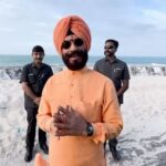 Anupam Kher Instagram - आदरणीय मनिंदरजीत सिंह बिट्टा जी। हमारे ##21HanumanTemples सीरीज़ का सम्मान करने के लिए आपका दिल की गहराई से धन्यवाद! आपके जैसा व्यक्तित्व जब मेरे और प्रिया गुप्ता के हनुमान जी के मंदिरों का इतिहास विश्व के सभी सनातनियों को बताने के प्रयास की प्रशंसा करता है! तो हमें हमारी कोशिशें सार्थक नज़र आतीं है।बजरंगबली आपको सदैव प्रसन्न एवं सुरक्षित रखें।जय हनुमान!🙏🕉🙏 #HanumanJi #ManinderJitSinghBitta Mumbai - मुंबई