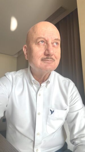 Anupam Kher Instagram - तो दोस्तों! आज 140 करोड़ भारतवासियों के दिलों से भारत की जीत की गूंज सुनाई देगी।जय हो! जय हिन्द! जय भारतीय क्रिकेट टीम की! 🙏❤️🇮🇳🇮🇳❤️ #WorldCup #Cricket #India #Prayers
