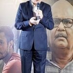 Anupam Kher Instagram - मेरे दोस्त सतीश की तस्वीर को फूलों से नहीं…. ख़ूबसूरत यादों से सजाते है… #काग़ज़2 फ़िल्म के ट्रेलर रिलीज़ पर मेरे दिल के कुछ सिमटे हुए….. और कुछ बिखरे हुए जज़्बात…. :) शुक्रिया सुहेल! ये वीडियो भेजने के लिए! 🙏😍#Kaagaz2 Juhu PVR