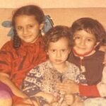 Anupam Kher Instagram - कुछ पुरानी तस्वीरें…. यादों के पन्नों से…. अब हम सब बड़े हो गये है… ❤️#Raju #Sikandar #Priyanka #Bhavna #Ruchika #KishenMama #Reema #Dulari #SheelaMasi Mumbai - मुंबई