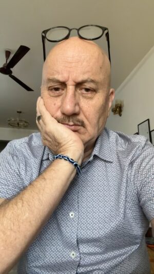Anupam Kher Instagram - मेरे माँ ने मुझे आज तक वो बात नहीं बताई….. 😬😂🤣🤣🤣