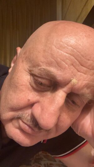 Anupam Kher Instagram - चश्मा पहनने से पहले हीरो स्टाइल… , और फिर ज़ीरो style …. 😂🤣🤣🤣🤣 #Reels #Comedy #Fun