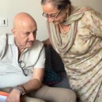 Anupam Kher Instagram - माता दुलारी को राम मंदिर का प्रशाद लाकर दिया।माँ भाव विभोर हो गई।उन्हें राम लल्ला की मूर्ति पे बहुत प्यार आया।भाभी रीमा अपने दोस्तों में भी प्रशाद बाँटना चाहती है! इन सब बातों के बीच प्रेशर कुकर की सीटी बजती जा रही थी! एक मिडल क्लास घर का सीन ऐसा ही होता है! लेकिन माँ की उपस्थिति घर के वातावरण को अव्वल दर्जे का बना देती है! जय माता की! 🙏❤️🫡 #DulariRocks #Family #RamMandir #Ram Mumbai - मुंबई