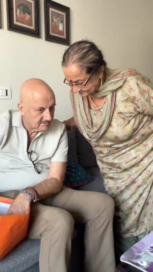 Anupam Kher Instagram - माता दुलारी को राम मंदिर का प्रशाद लाकर दिया।माँ भाव विभोर हो गई।उन्हें राम लल्ला की मूर्ति पे बहुत प्यार आया।भाभी रीमा अपने दोस्तों में भी प्रशाद बाँटना चाहती है! इन सब बातों के बीच प्रेशर कुकर की सीटी बजती जा रही थी! एक मिडल क्लास घर का सीन ऐसा ही होता है! लेकिन माँ की उपस्थिति घर के वातावरण को अव्वल दर्जे का बना देती है! जय माता की! 🙏❤️🫡 #DulariRocks #Family #RamMandir #Ram