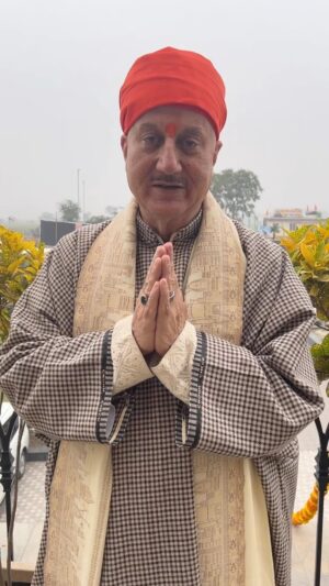 Anupam Kher Instagram - आज मैं दुनिया भर में रह रहें मेरे कश्मीरी हिंदू भाई बहनों को आत्मिक रूप से साथ लेकर श्री राम जी के प्राण प्रतिष्ठान के महा समारोह में भाग ले रहा हूँ।आज का दिन भारत के इतिहास का स्वर्णिम दिन है।हर भारतीय को बहुत बहुत बधाई एवं शुभकामनाएँ! जय श्री राम! 🙏🕉🙏