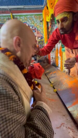 Anupam Kher Instagram - प्रभु राम के प्राण प्रतिष्ठान से पहले हनुमान जी का दर्शनाभिलाशी मैं! हनुमानगढ़ी के हनुमान जी के दर्शन आप सब के लिये भी। जय श्री राम।🙏🕉 #JaiShreeRam #Ayodhya