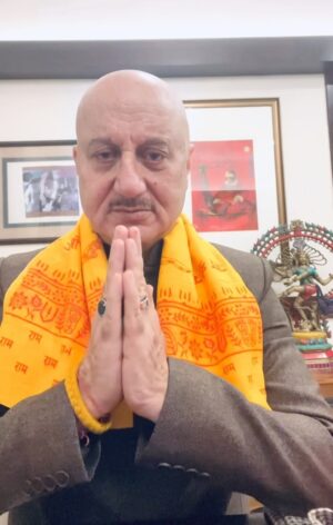 Anupam Kher Instagram - आज मैं अयोध्या जा रहा हूँ।कल के प्राण प्रतिष्ठान महासमारोह में भाग लेने।मन में हर्षोल्लास है।साथ ही कृतज्ञता का भाव उन लाखों राम भक्तों और सेवकों के लिए जिनके अंथक प्रयत्नों और बलिदान के कारण हमें 22 जनवरी का एतिहासिक दिन देखने को मिलेगा! कल हम सब इतिहास का एक अभिन्न अंग बनेंगें।हमारी आने वाली पुश्ते हमें याद रखेंगी।विशेष धन्यवाद हमारे प्रधानमंत्री श्री @narendramodi जी को जो हमारे लिए इस पूजनीय दिन को भव्य और आत्मिक बनाने में मन और आत्मा से तल्लीन है।जय श्री राम! 🙏🕉 #RamMandir #Ayodhya #PranPratishthan