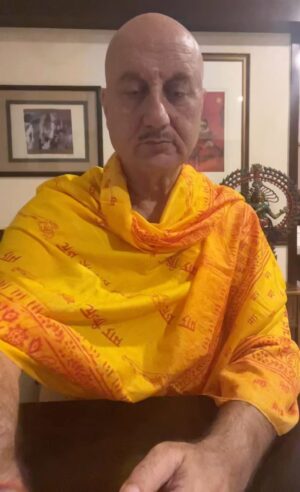 Anupam Kher Instagram - जय श्री राम! 🙏
मैं 22 जनवरी को अयोध्या अपने पूर्वजों और ख़ासकर अपने दादा जी पंडित अमरनाथ जी का प्रतिनिधित्व करूँगा! ये सब राम मंदिर की स्थापना का सपना देखते थे! मेरे सभी कश्मीरी हिंदू भाई बहन आत्मिक रूप से मेरे साथ होंगे! 🙏
श्री राम लल्ला का अयोध्या लौटना यह विश्वास जगाता है कि, जिस किसी की भी अपनी एक अवधपुरी कहीं छूट गई है, तो वो एक रोज़ मिल ज़रूर जाएगी।यह श्री राम का ही आशीर्वाद है कि मुझे इस ऐतिहासिक समारोह में सम्मिलित होने का, और आपसे यह खुशी बांटने का अवसर मिला है। मैं आप सब के लिये भी प्रार्थना करूँगा! 
जय श्री राम! 🙏🕉🙏 #ShriRamHomeComing 
#Ayodhaya #Ram #Temple #22ndJan #Pranprathishthan