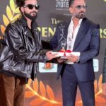 Anurag Dobhal Instagram - Gullyhood Se Bollywood Tak 🏆❤️ . . . #theuk07rider #award #bollywood #sunilshetty