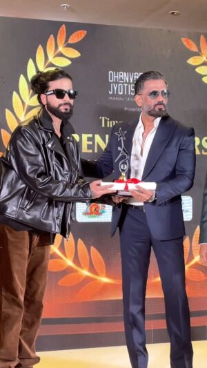 Anurag Dobhal Instagram - Gullyhood Se Bollywood Tak 🏆❤️
.
.
.
#theuk07rider #award #bollywood #sunilshetty
