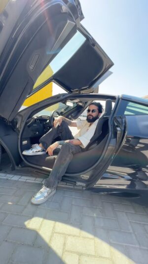 Anurag Dobhal Instagram - Jo number tera mera bank account hai 🏆❤️
.
.
.
#theuk07rider #mclaren720s #supercars #dubai
