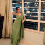 Anushka Sen Instagram - Lights and joy everywhere ✨ . Wearing: @lucknow_i_chikan