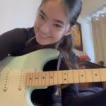 Anushka Sen Instagram - It’s almost Christmas omg ✨❄️🎄 humming my fav Christmas song heheh #lastchristmas #guitar #reels #hobby