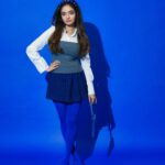 Anushka Sen Instagram - Throwback to the 60’s , we also have a special guest in this series 🤭🤍🥳🫶 Hair @hairbyradhika Makeup @sachinmakeupartist1 Styling @stylingbyvictor @sohail__mughal___ Assisted by @styleby_antara @janvijain123 Photography @miteshsphotography