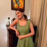 Anushka Sen Instagram - Lights and joy everywhere ✨ . Wearing: @lucknow_i_chikan