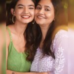 Anushka Sen Instagram - with mumma / twin 😬💕😘
