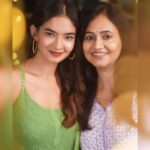 Anushka Sen Instagram - with mumma / twin 😬💕😘