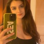 Anveshi Jain Instagram - This is from the archive of my Phuket trip ..after event scene !! Like in every group there’s one guy who’s got a great playlist for the right time !! That’s my brother @arihantj_ for you.. and that’s who you are listening to in the background 🤣 I like this video ! ☺️✨ India
