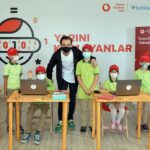 Aras Bulut İynemli Instagram – @vodafonetr  ve @vodafonevakfi ile birlikte “Yarını Kodlayanlar” projesi kapsamında yeni bir teknoloji sınıfının açılışı için Kocaeli İshakçılar İlkokulu’nda öğrencilerle bir aradaydık. Onların heyecanlarını görmek, hissetmek mutluluk vericiydi.