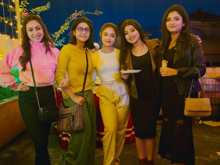 Aratrika Maity Instagram - Girls❤️❤️❤️ Sanjay da’s anniversary party #explorar #explore #exploremore #positivity #positivevibes