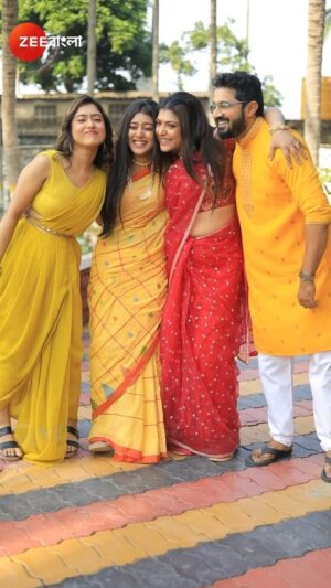 Aratrika Maity Instagram - দেখুন "মিঠিঝোরা", সোম - শুক্র @ 9:30pm, শুধুমাত্র Zee Bangla-র পর্দায়।

#MithiJhora #ZeeBangla #ZeeOnTheGoReels #MithiJhoraReels #ZBReels #ZbrDec23