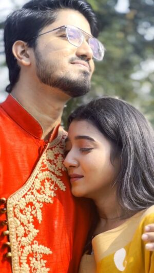Aratrika Maity Instagram - তোমাকে যখন দেখি, তার
চেয়ে বেশি দেখি
যখন দেখি না।
সন্ন্যাসীর মতো হাহাকার করে উঠি-
দেখা দাও, দেখা দাও,
পরমুহূর্তেই ফের চোখ মুছি।
হেসে বলি,
তুমি যেখানেই যাও, আমি সঙ্গে আছি! 💞
📽️@riyaaganguly_official 
#raishourya #MithiJhora #ZeeBangla