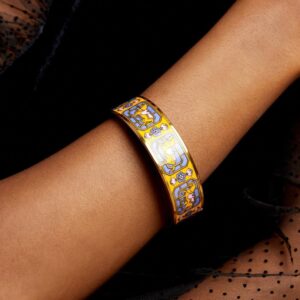Ariel D. King Instagram - Presenting my wrist! @hermes 🪄…and just like that 🐎
_______________________________
#hermes #enamelbangle #hermès #hermesbangle