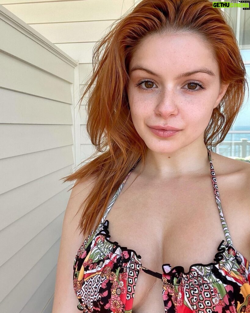 Ariel Winter Instagram - 🥕🔝 Does anyone else love games (especially board games) as much as we do? 😅 #skincare #beach #games #redhead #swimwear