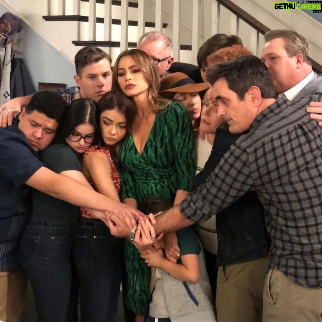 Ariel Winter Instagram - A year ago we finished filming💔 Season 1 vs Season 11...swipe to see the cast and crew I miss so much and am so grateful to have spent 11 years with❤️ comment your favorite line/episode to send me further down memory laneeeee🥳🥰 #modernfamily #love Los Angeles, California