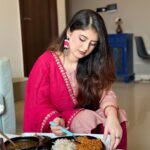 Arishfa Khan Instagram - Me to my food: So beautiful so elegant Just looking like a Woww😍💗 PS: one of my fav’s (Tawa pulao and daal chawal)😋