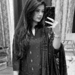 Arishfa Khan Instagram - 🖤🦢📸🕯️